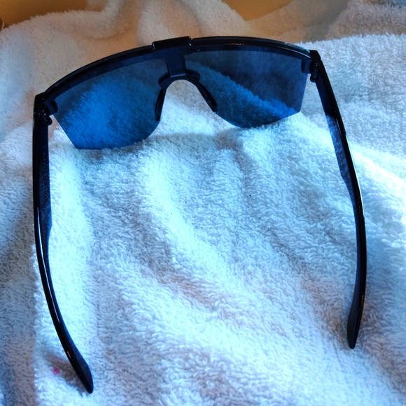 Fun in the sun glasses bundle and save - Picture 2 of 3